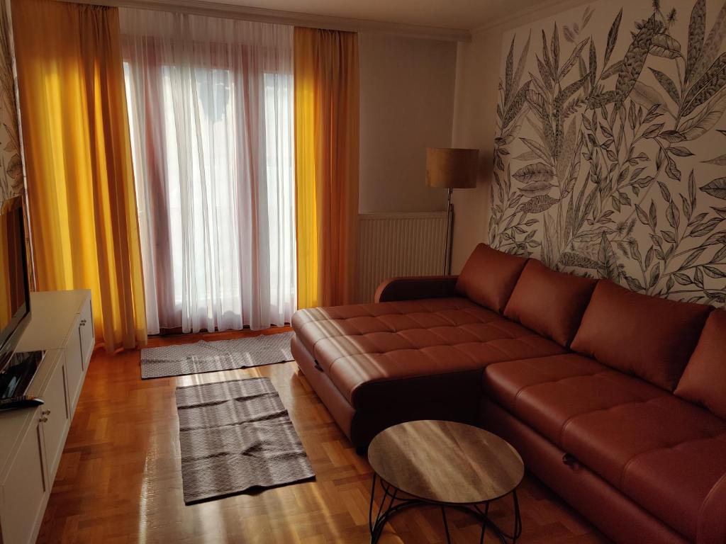 布達佩斯的住宿－聖邁克爾公寓，客厅配有沙发和桌子