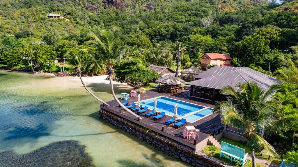 eine Luftansicht eines Hauses mit Pool in der Unterkunft Le Vasseur La Buse Eco Resort in Baie Sainte Anne