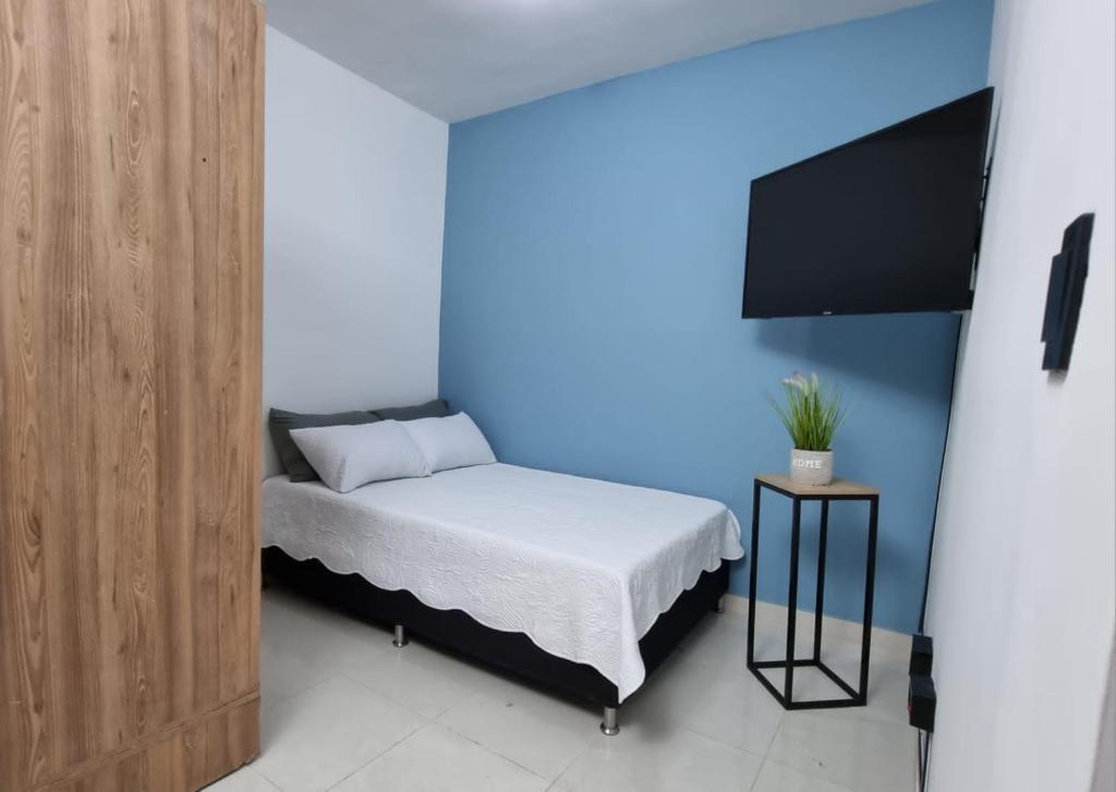 Kama o mga kama sa kuwarto sa Apartamento Azul en Medellín