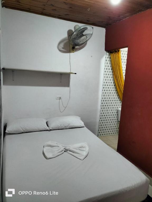 Postel nebo postele na pokoji v ubytování HOSTAL SARITA