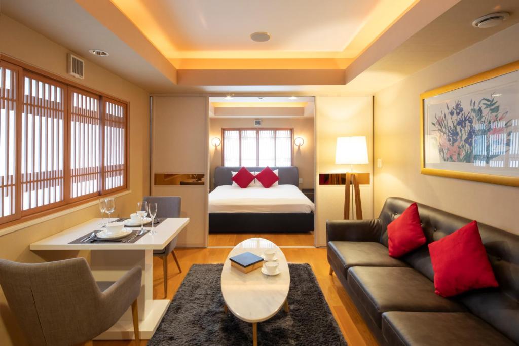 - un salon avec un canapé et un lit dans l'établissement M Hotel Niseko, à Niseko