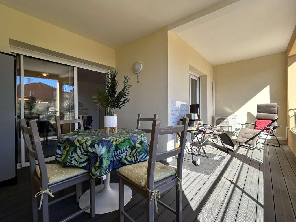 - un salon avec une table et des chaises dans l'établissement Appartement T3 avec Terrasse, Clim, Parking, Proche Plage - Banyuls-sur-Mer - FR-1-225C-138, à Banyuls-sur-Mer