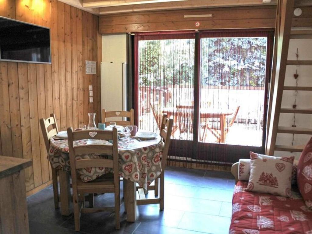 une salle à manger avec une table et des chaises et un balcon dans l'établissement Charmant studio cabine avec mezzanine au centre de Morzine, idéal pour 6 personnes - FR-1-524-125, à Morzine