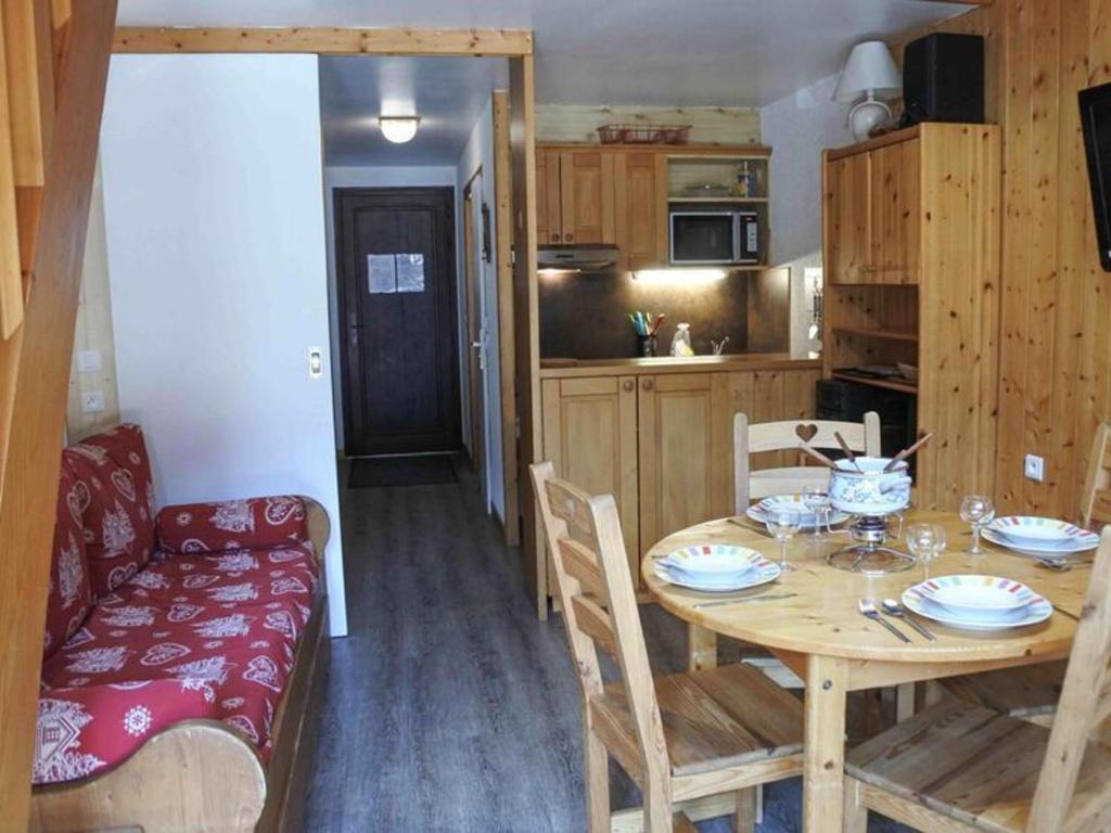 - une cuisine et une salle à manger avec une table et un canapé dans l'établissement Morzine : Studio 6 pers, mezzanine, terrasse, parking, centre, WIFI - FR-1-524-127, à Morzine