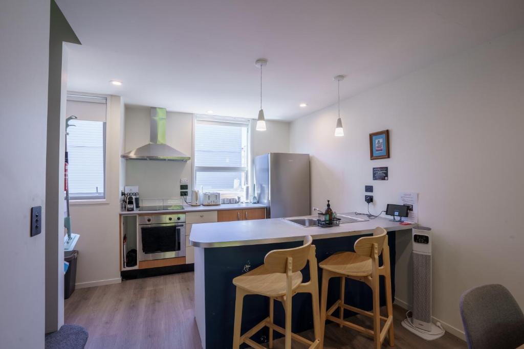 Auckland City Escape Modern Home with Spa Pool