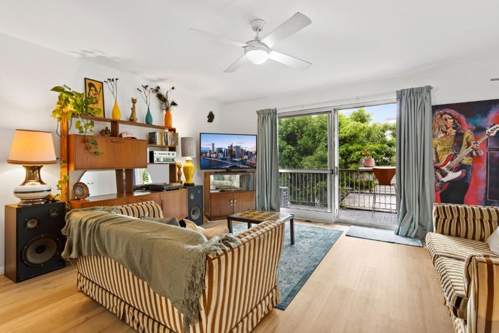 salon z kanapą i telewizorem w obiekcie Mid-Century Morningside 2-Bed Apartment w mieście Brisbane
