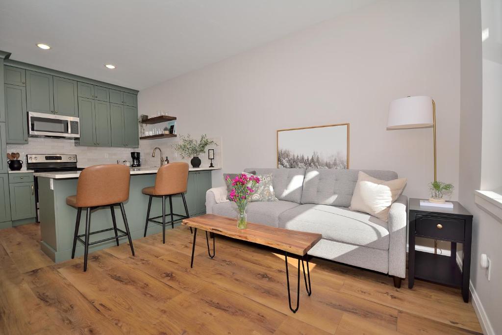 Baby Birch Banks Guest House on Lake Pend Oreille - Housity