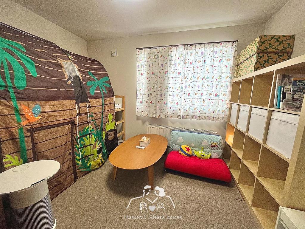 Cette chambre pour enfants comprend une table, une table et une chaise. dans l'établissement 〈親子二段ベット室【机＆椅子付き 】〉駐車場無料&地下鉄駅から950m　札幌新築戸, à Sapporo