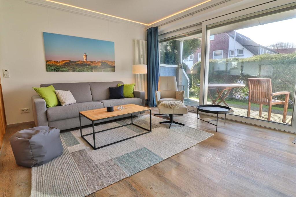 a living room with a couch and a table at Loog 1 in Langeoog