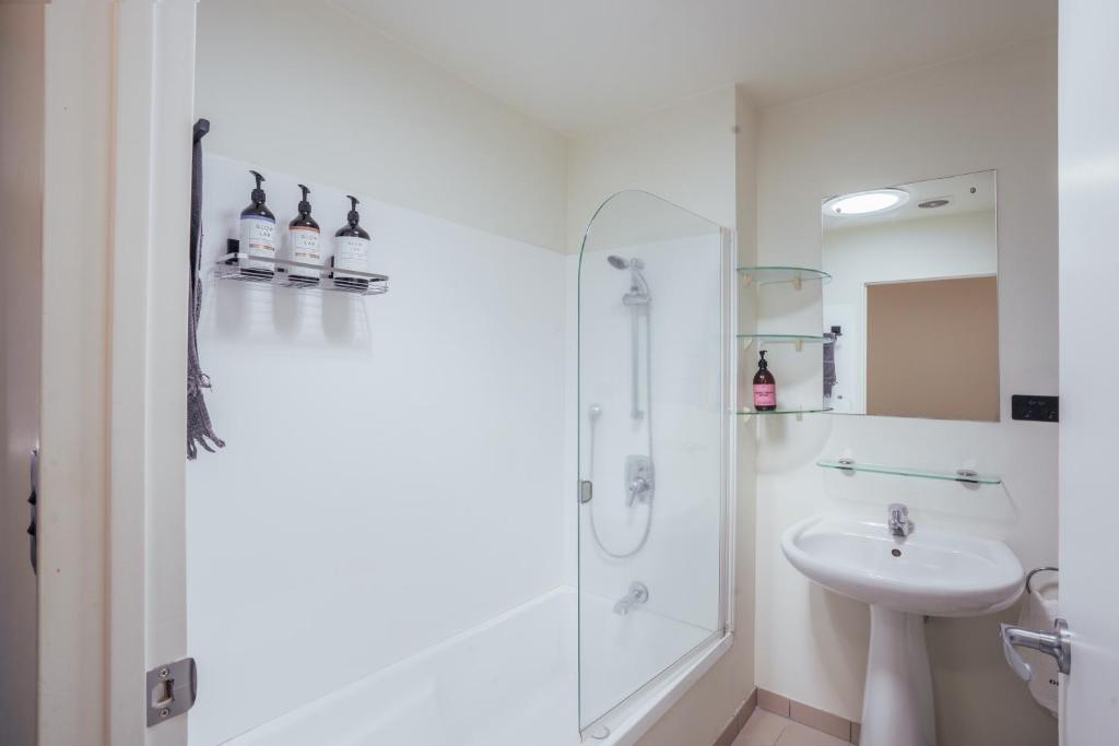 Auckland City Escape Modern Home with Spa Pool - Resim 24