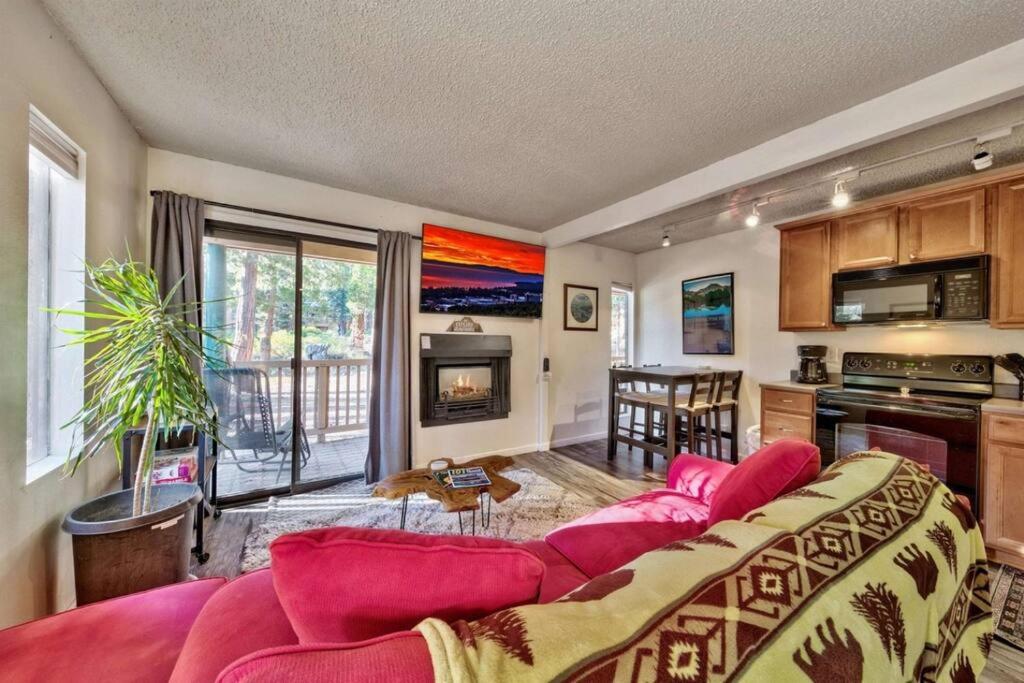 sala de estar con sofá rojo y cocina en Private/Cozy Kings Beach Retreat, en Tahoe Vista