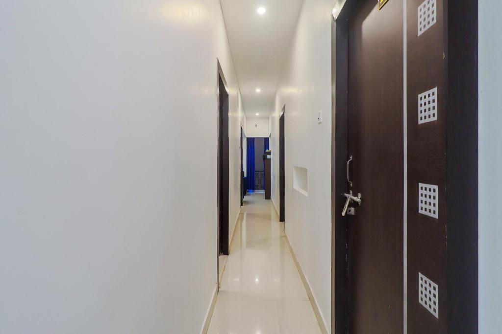 a hallway with two doors and a hallway with at OYO Flagship Hotel Sai Palace in Patna
