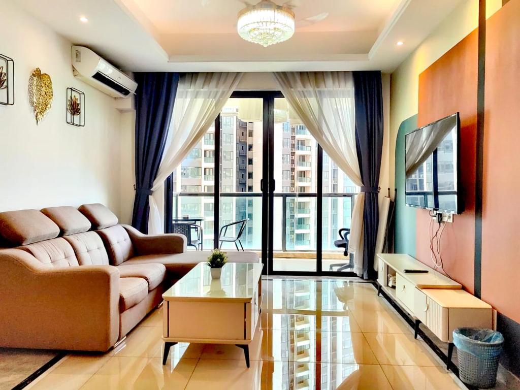 sala de estar con sofá y TV en Sofia Superior Suite 2R2B-42702 at R&F Princess Cove, en Johor Bahru