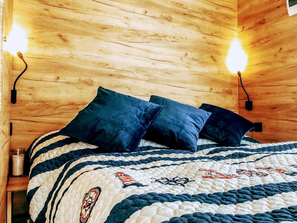 Ένα ή περισσότερα κρεβάτια σε δωμάτιο στο Marina&Glamping Nova Zivohost