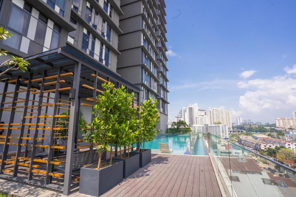 un edificio de apartamentos con piscina y árboles en Societe Hartamas en Kuala Lumpur