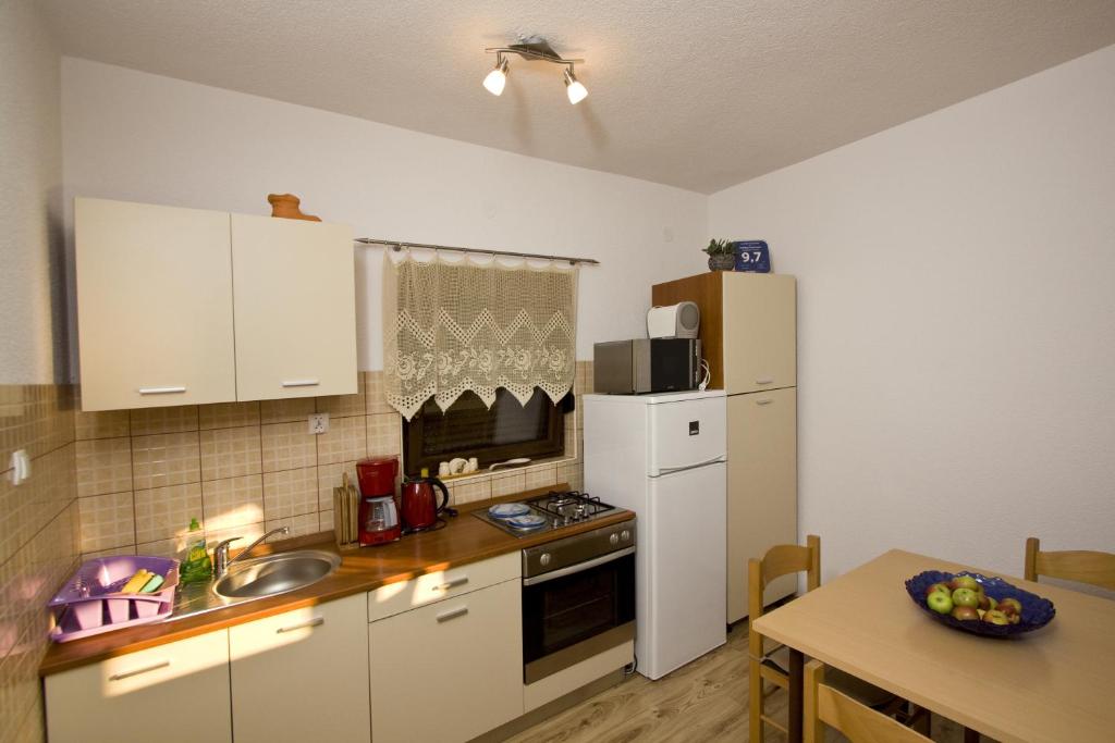 Kuchyň nebo kuchyňský kout v ubytování Holiday Home Lana