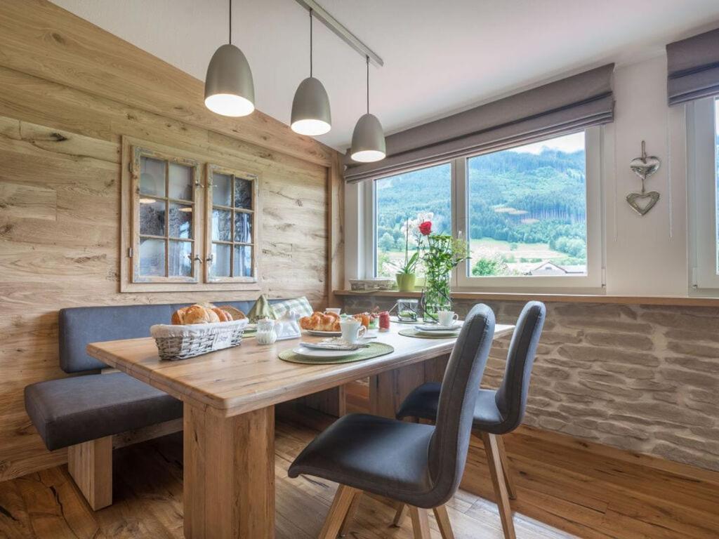 uma sala de jantar com uma mesa de madeira e cadeiras em Holiday apartment Rubihorn em Oberstdorf