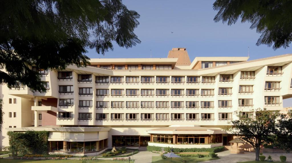 un gran edificio blanco con muchas ventanas en Hotel Yak & Yeti, en Katmandú