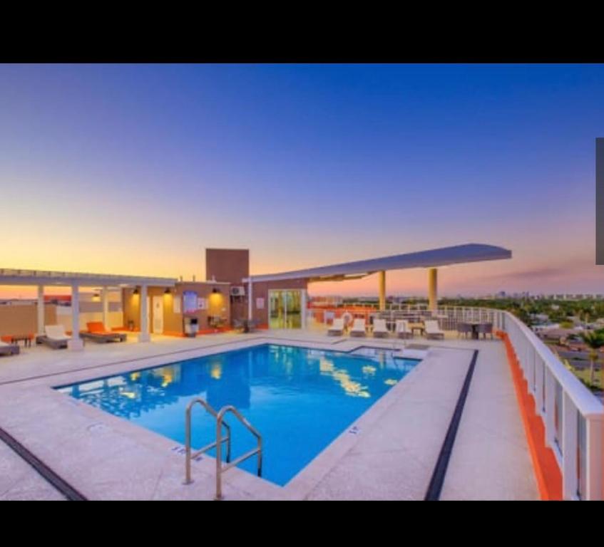 - une grande piscine au-dessus d'un bâtiment dans l'établissement Luxury Beach Condo, à Dania Beach