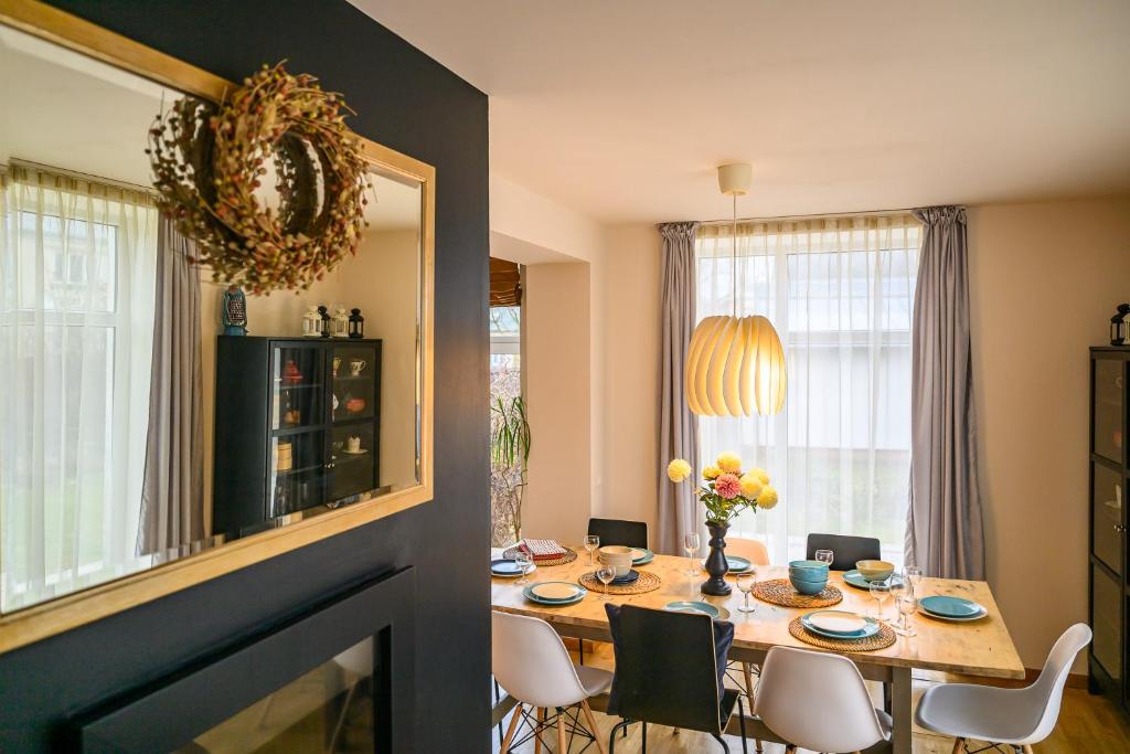 Detached House - 10 min walk to the beach, Garden, BBQ, 40inSmartTV, Parking