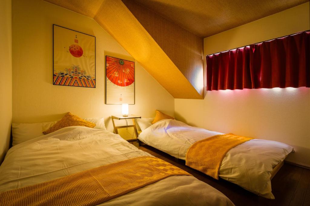 Umeda 15 min, Airport 40 min, USJ 30 min, Quiet residential neighborhood 5LDK Japanese style house for groups and families