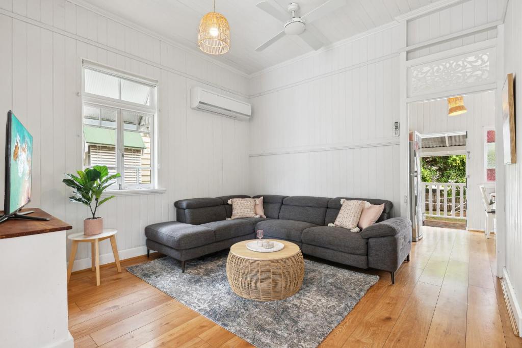 sala de estar con sofá y mesa en Gorgeous 3-Bed Family Home by Oxenham Park & Shops en Brisbane