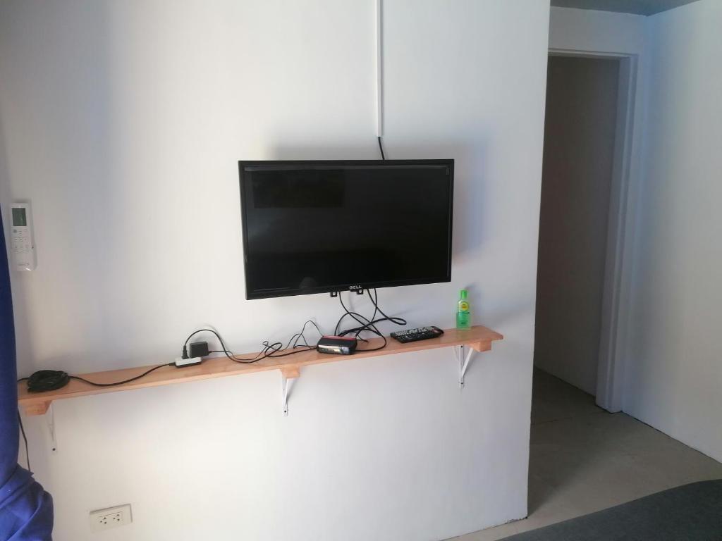 TV a/nebo společenská místnost v ubytování Villa Jana, Bantayan, Santa Fe