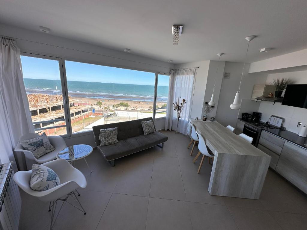 sala de estar con vistas al océano en MH Buona Vista en Monte Hermoso