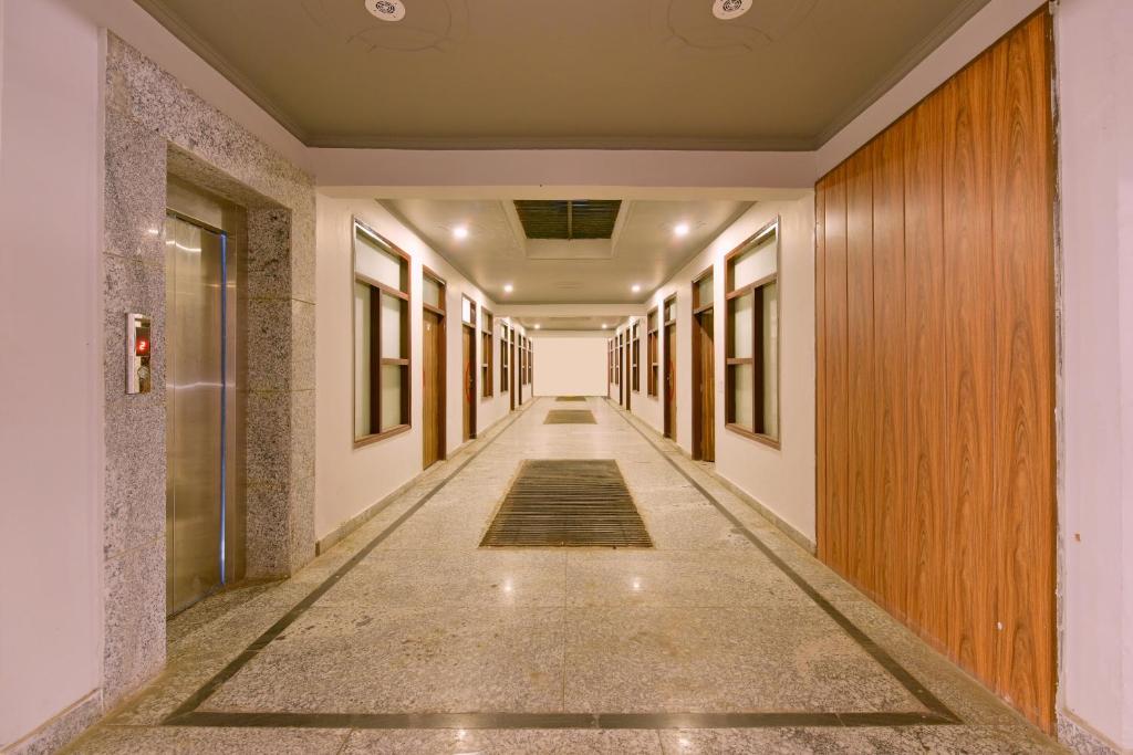 um corredor de um edifício de escritórios com um longo corredor em Hotel Ratiram Palace em Kālkāji Devi