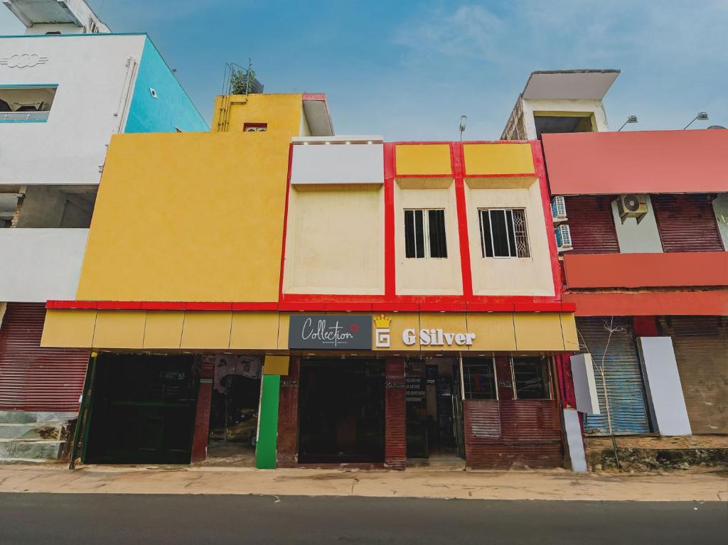 um edifício colorido no lado de uma rua em Collection O G Silver Near Airport em Chennai