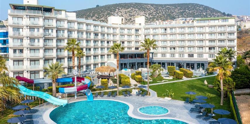 ein Hotel mit einem Pool und einem großen Gebäude in der Unterkunft ODELIA RESORT HOTEL in Kusadası