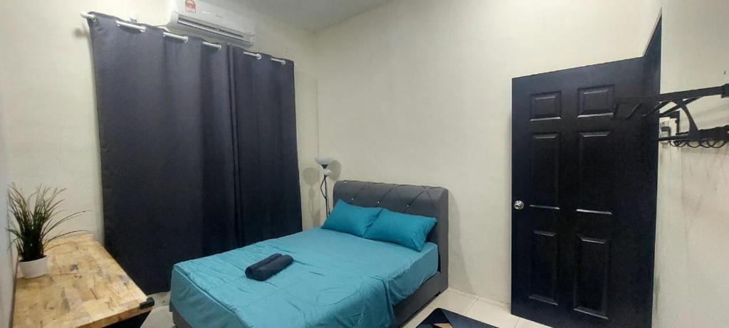 a room with a bed with a black door at Doleena's Homestay in Sitiawan