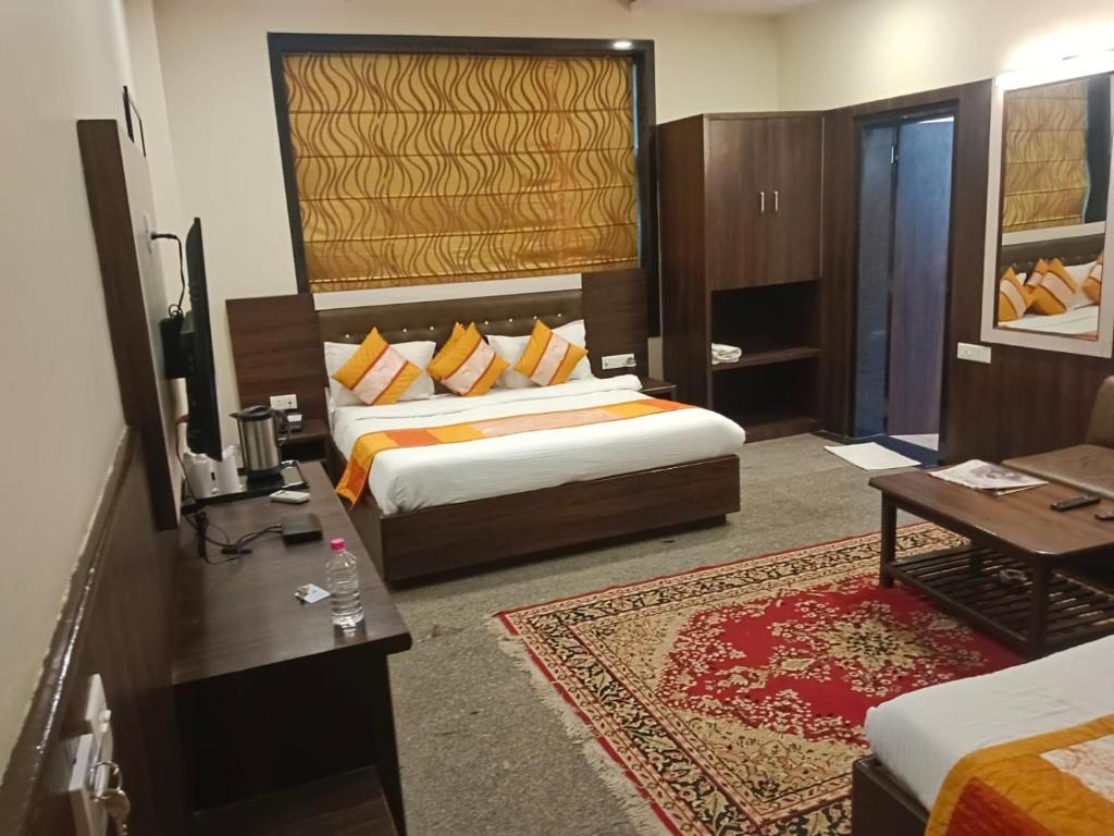 Cette chambre comprend 2 lits et une table. dans l'établissement Hotel Sun Heaven Senerity, à Jaisalmer