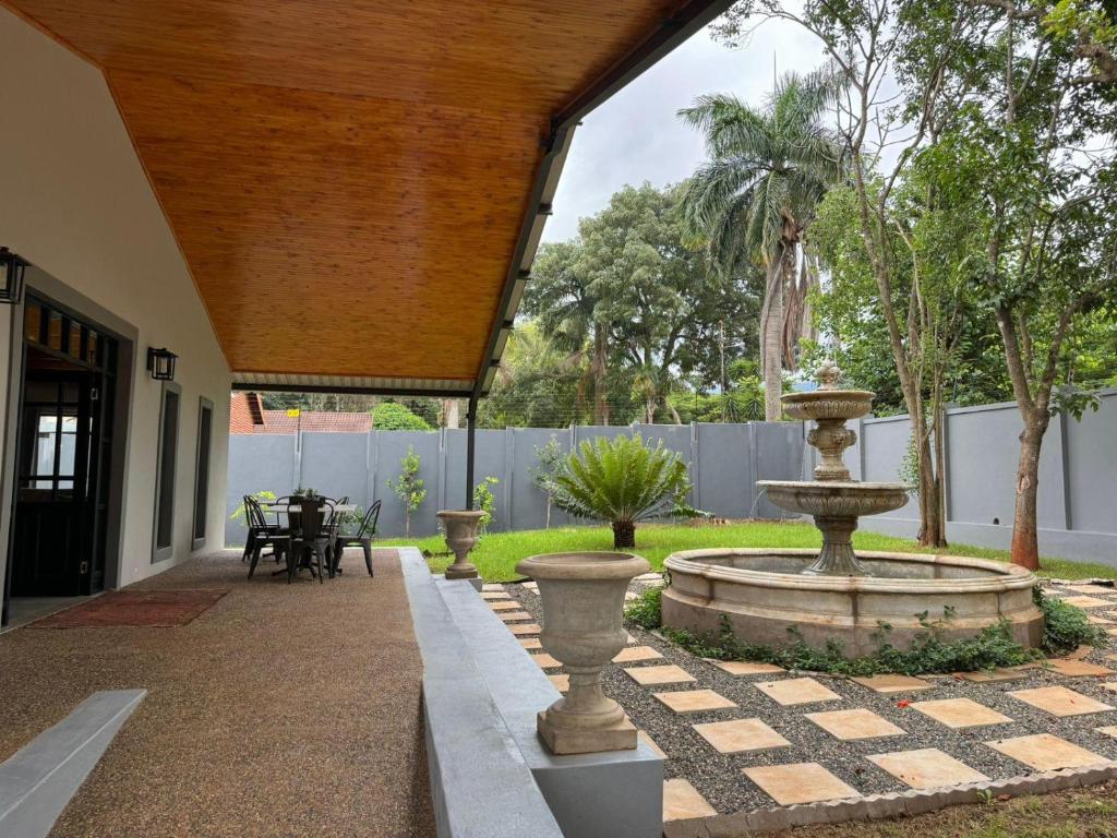 un patio con una fuente en un patio en De Akker Guest House Louis Trichardt, en Louis Trichardt