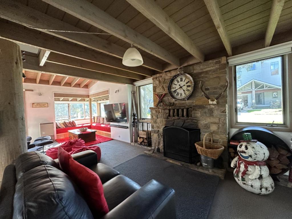 Χώρος καθιστικού στο Brindabella Chalet alpine-getaways
