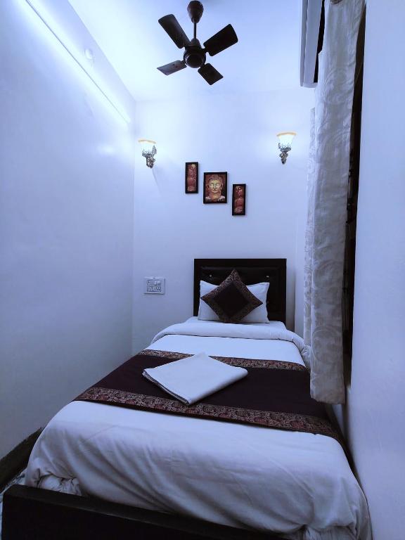 Postel nebo postele na pokoji v ubytování Hotel Shanti inn