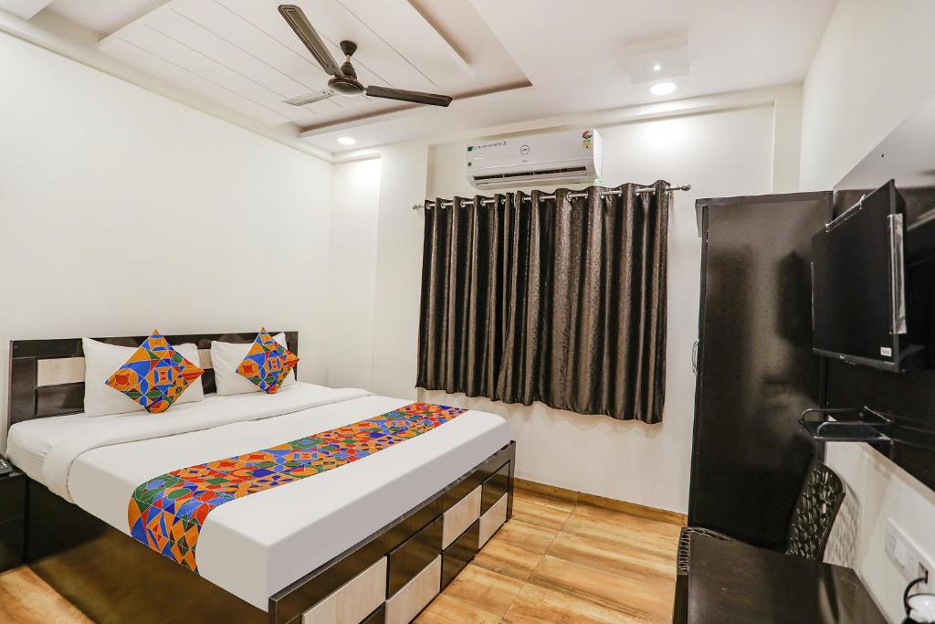 um quarto com uma cama e uma televisão em FabHotel Royal Stay em Nagpur