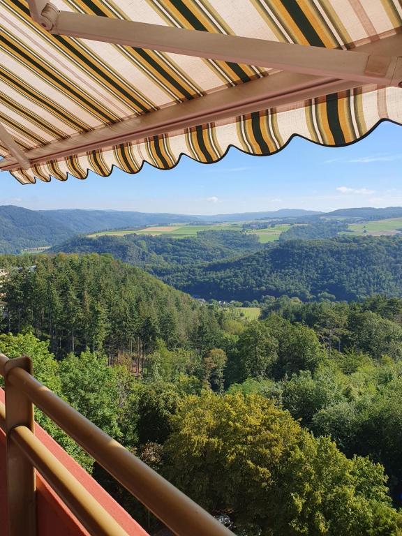 desde un cenador con vistas a un bosque en Ferienwohnung Sonnenschein mit Pool und Sauna, en Lahnstein