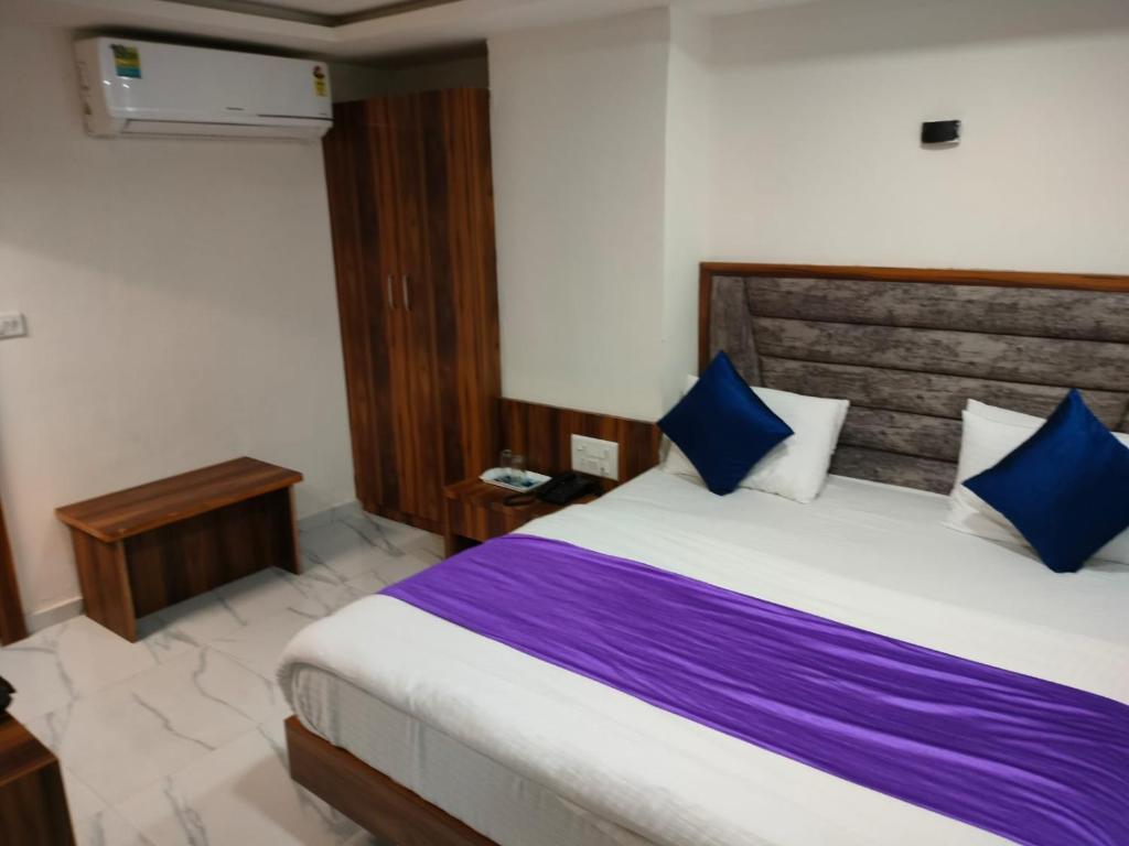 Un pat sau paturi într-o cameră la Hotel Palak Palacce