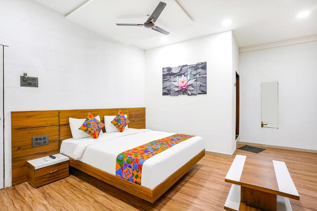 een slaapkamer met een bed en een plafondventilator bij FabHotel 7 Star in Surat