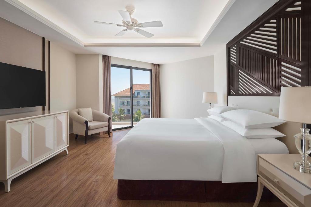 Postel nebo postele na pokoji v ubytování Renaissance Hoi An Resort & Spa
