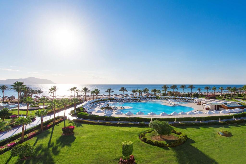 una vista aérea de un complejo con una gran piscina en Baron Resort Sharm El Sheikh, en Sharm El Sheikh