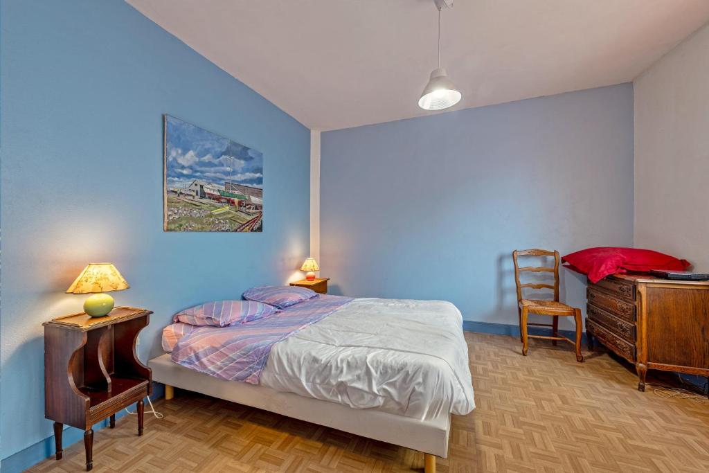 a bedroom with blue walls and a bed and a desk at Maison De Ville Au Coeur De Camaret in Camaret-sur-Mer