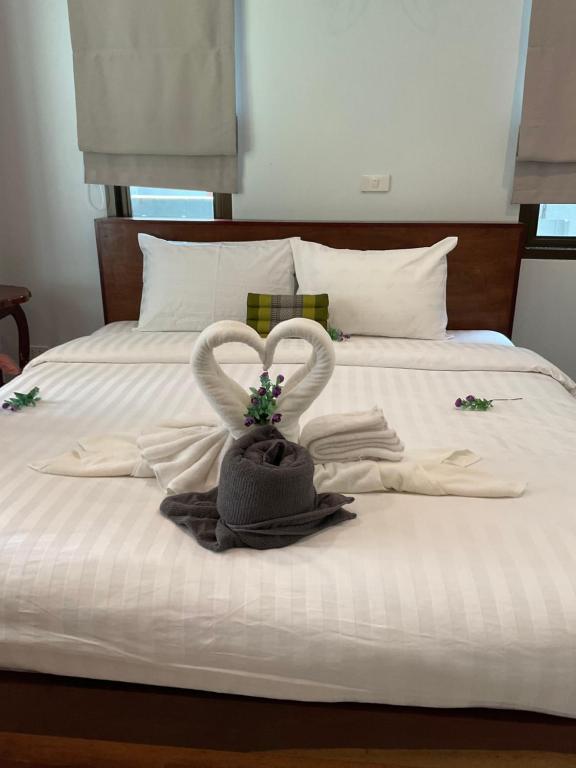 een bed met twee zwanen gemaakt van handdoeken bij Aonang Peace Pool Villa in Ban Khlong Haeng