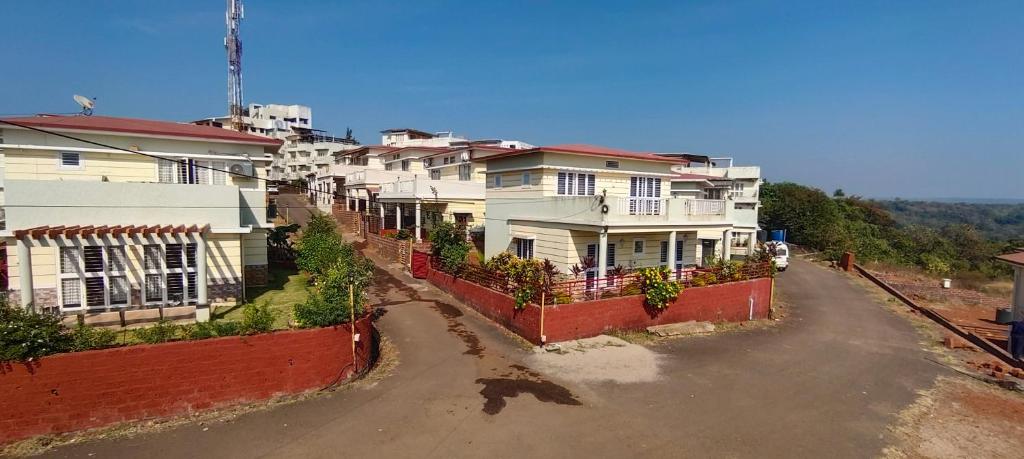 een rij huizen aan de straatkant bij Riddhi Sea View Bungalow in Ratnagiri