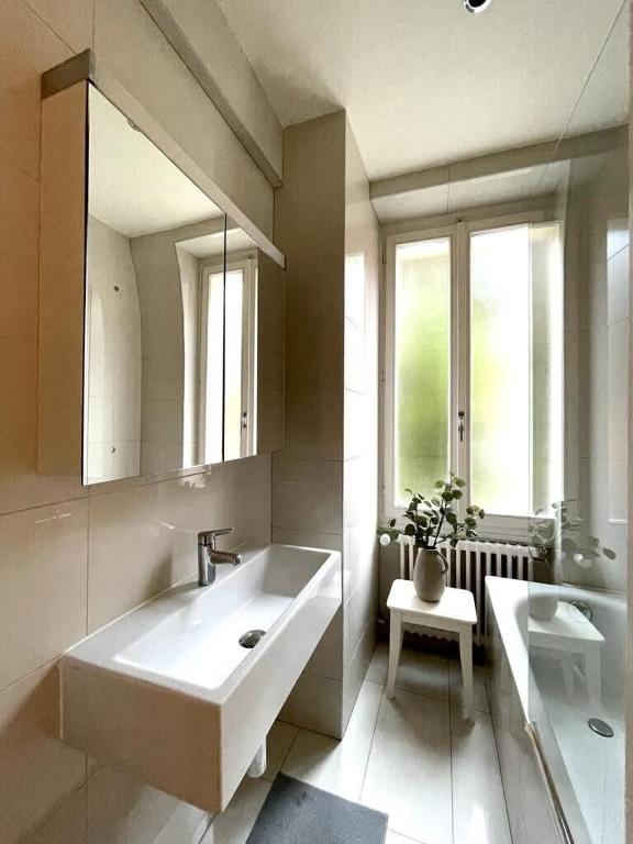 402* City center in Montreux في مونترو: حمام مع حوض أبيض كبير ومغسلة