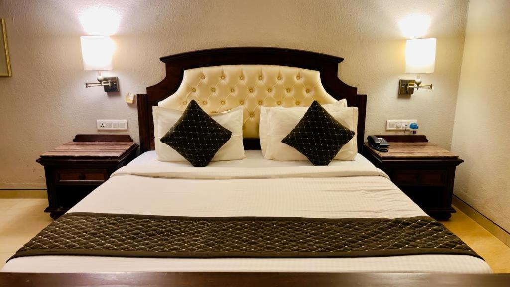 Postel nebo postele na pokoji v ubytování Hotel Le Cypress