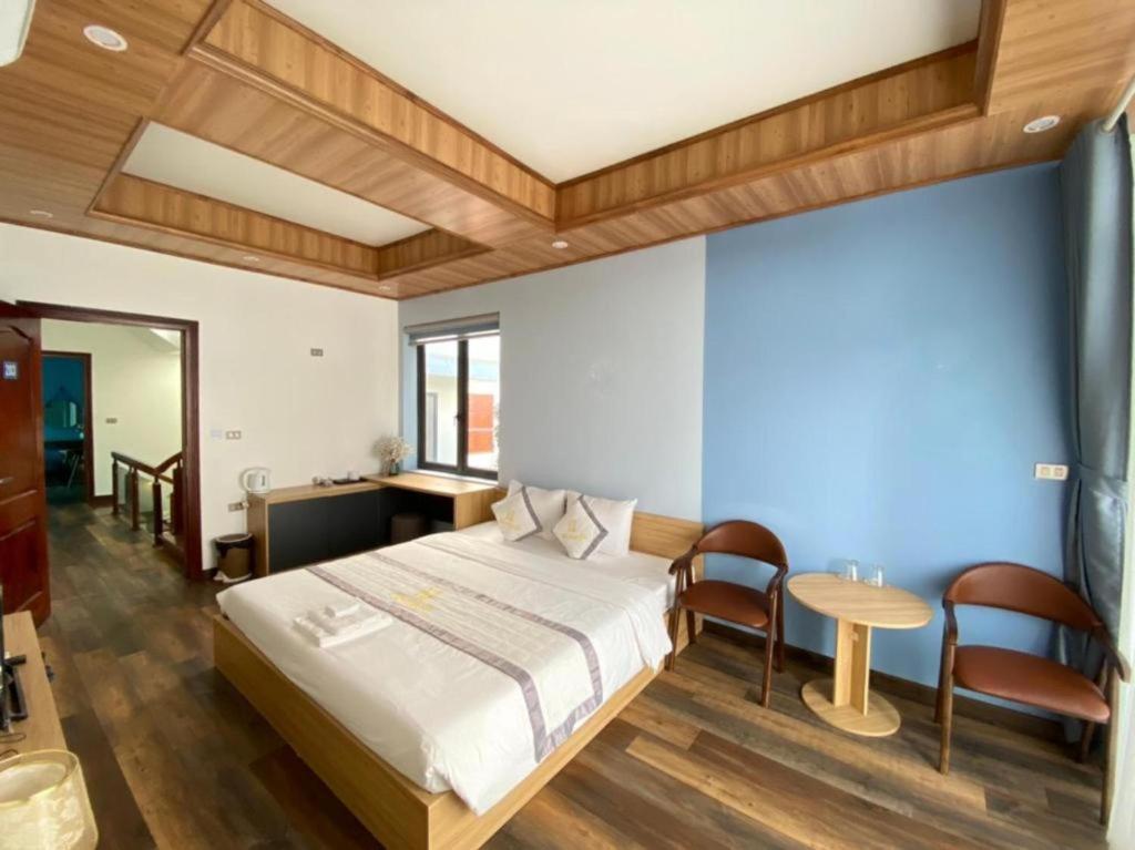 1 dormitorio con 1 cama, mesa y sillas en Hiệp Gà Villa Tam Đảo - Venuestay, en Tam Ðảo