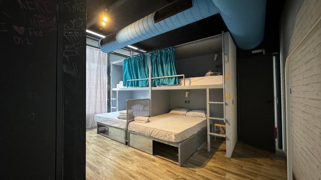 Bunk bed o mga bunk bed sa kuwarto sa Iconic Athens Hostel