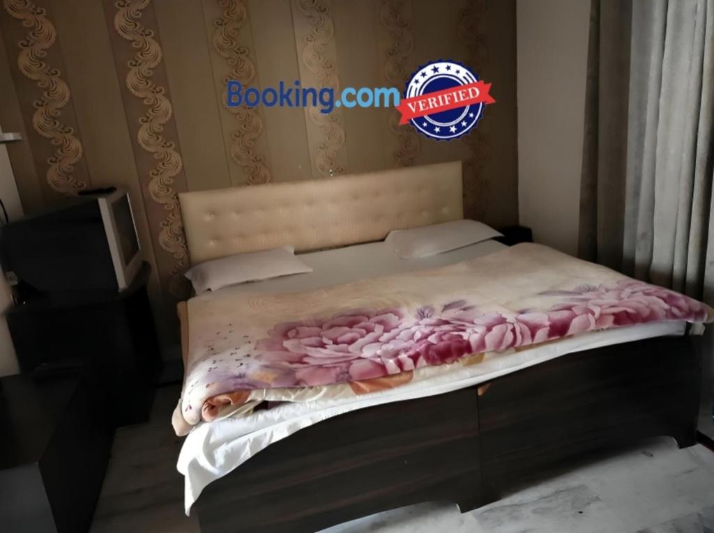 een slaapkamer met een bed bedekt met roze rozen bij Goroomgo Shah Guest House Nainital - Excellent Customer Service in Nainital
